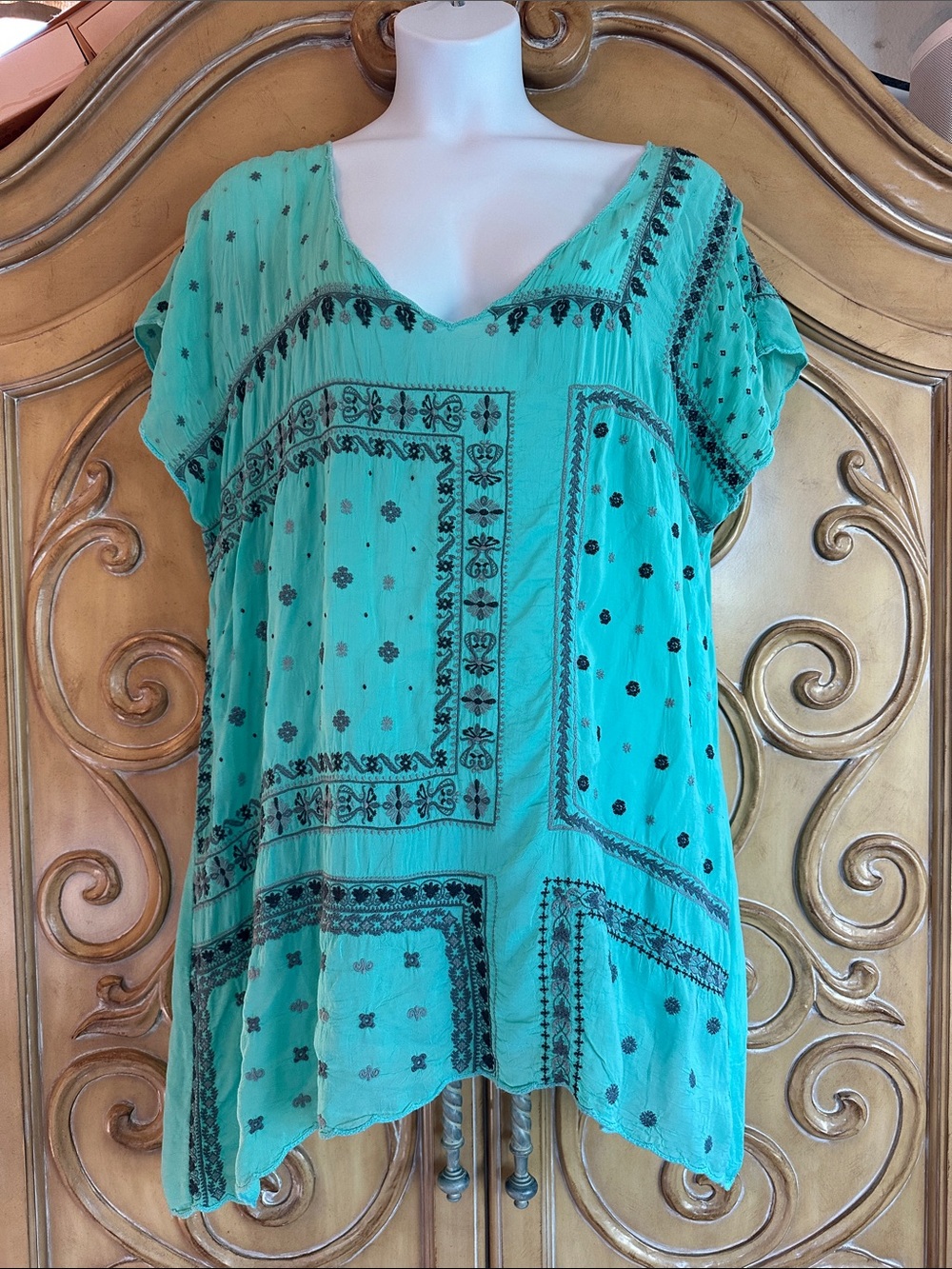 Johnny was Relaxed V-Neck Embroidered Tunic Top